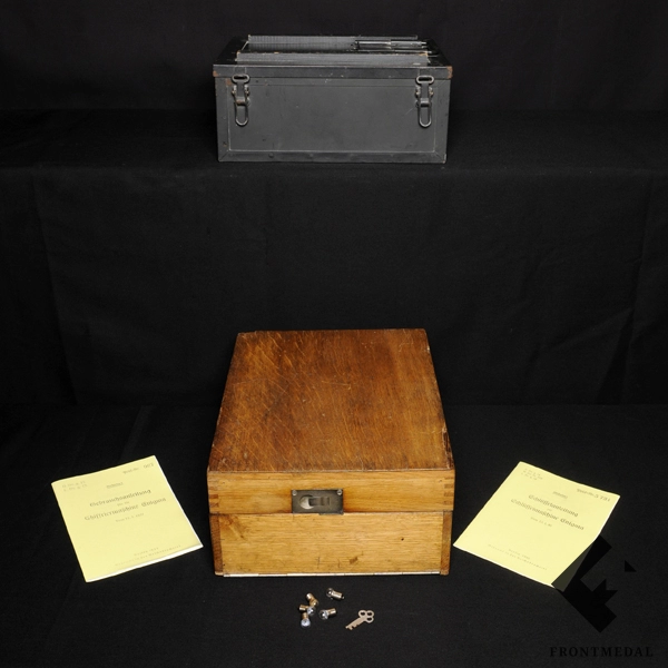 4-роторная шифровальная машина Энигма (ENIGMA), заводской номер: "10215", код производителя: "jla", год выпуска: 1944.
