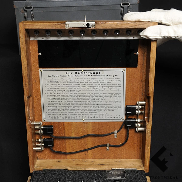 4-роторная шифровальная машина Энигма (ENIGMA), заводской номер: "10215", код производителя: "jla", год выпуска: 1944.