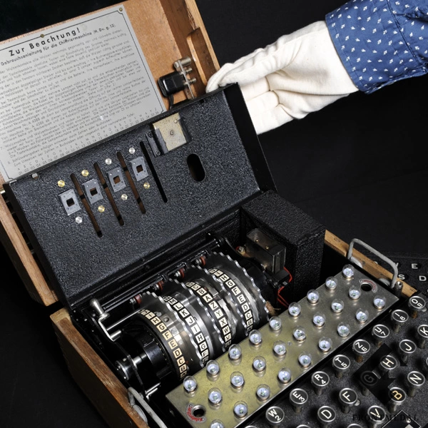 4-роторная шифровальная машина Энигма (ENIGMA), заводской номер: "10215", код производителя: "jla", год выпуска: 1944.