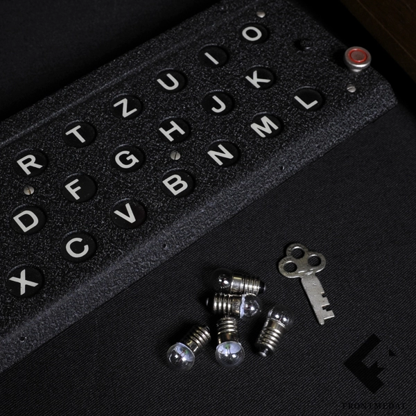 4-роторная шифровальная машина Энигма (ENIGMA), заводской номер: "10215", код производителя: "jla", год выпуска: 1944.