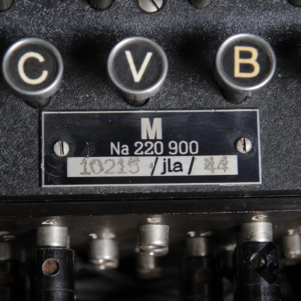 4-роторная шифровальная машина Энигма (ENIGMA), заводской номер: "10215", код производителя: "jla", год выпуска: 1944.