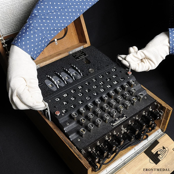 4-роторная шифровальная машина Энигма (ENIGMA), заводской номер: "10215", код производителя: "jla", год выпуска: 1944.