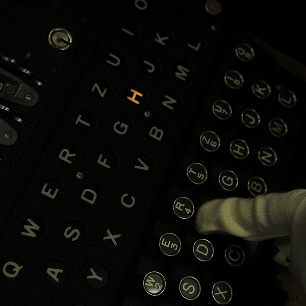 4-роторная шифровальная машина Энигма (ENIGMA), заводской номер: "10215", код производителя: "jla", год выпуска: 1944.