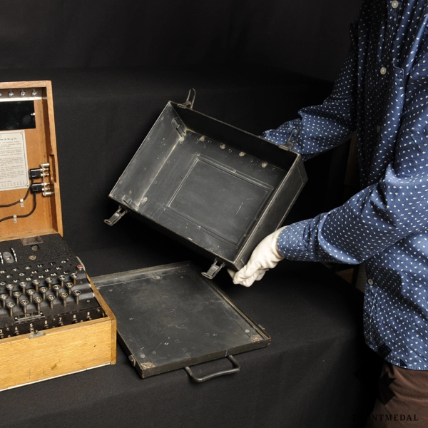 4-роторная шифровальная машина Энигма (ENIGMA), заводской номер: "10215", код производителя: "jla", год выпуска: 1944.