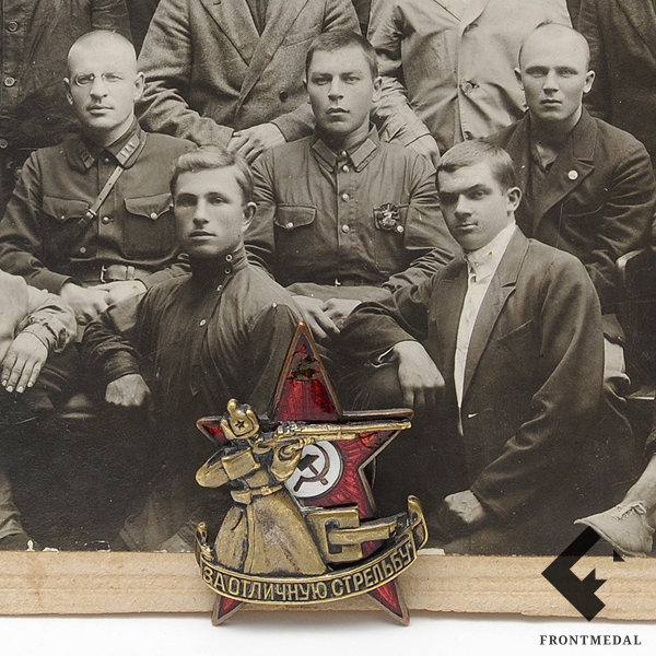 Знак и фото с примером ношения "За отличную стрельбу"