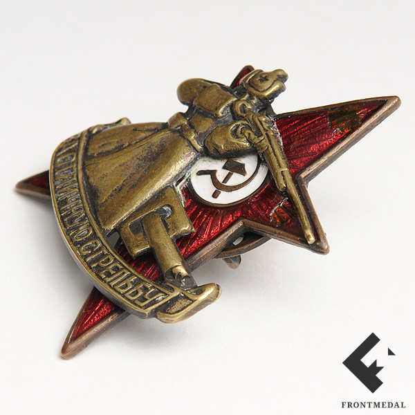 Знак и фото с примером ношения "За отличную стрельбу"