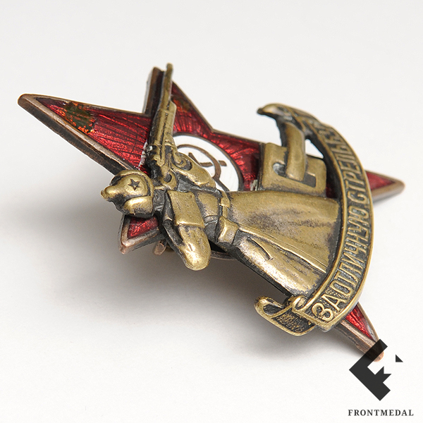 Знак и фото с примером ношения "За отличную стрельбу"
