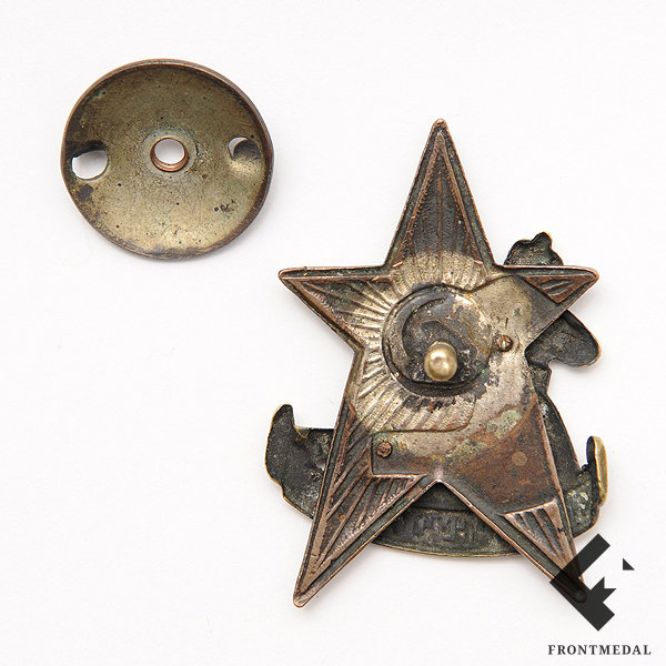 Знак и фото с примером ношения "За отличную стрельбу"