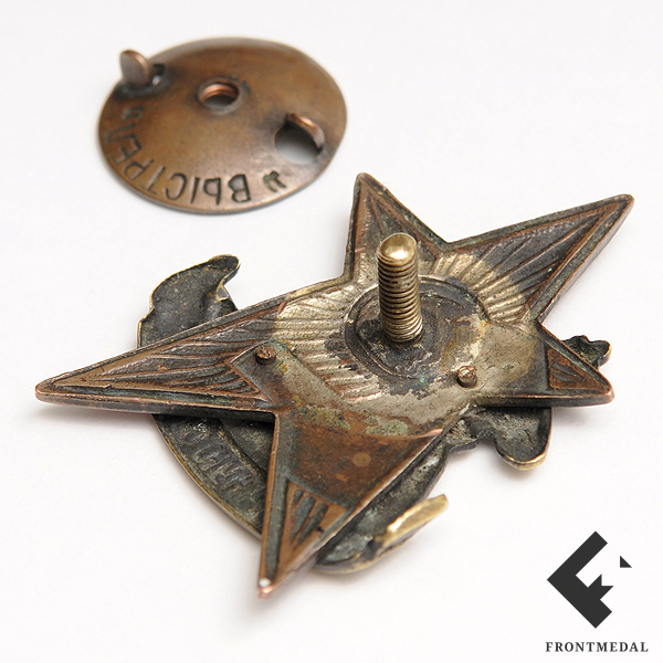 Знак и фото с примером ношения "За отличную стрельбу"