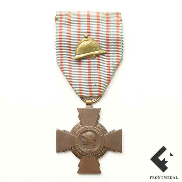 ������� ���� ������� "����� �����" (Croix du combattant) � ������ � ����������� �������� ����� ��������