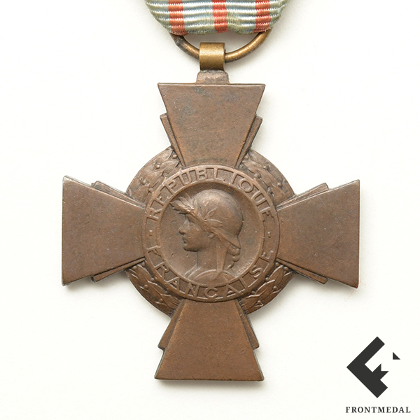 ������� ���� ������� "����� �����" (Croix du combattant) � ������ � ����������� �������� ����� ��������