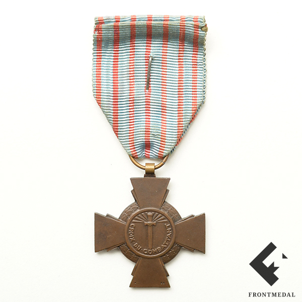 ������� ���� ������� "����� �����" (Croix du combattant) � ������ � ����������� �������� ����� ��������