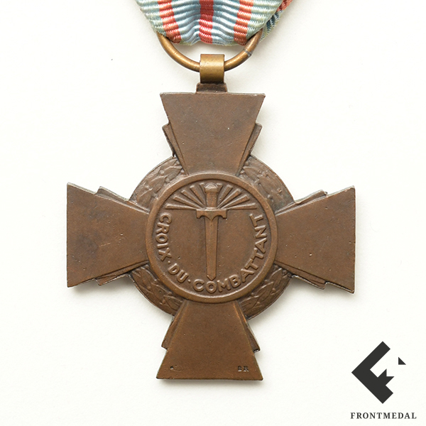 ������� ���� ������� "����� �����" (Croix du combattant) � ������ � ����������� �������� ����� ��������