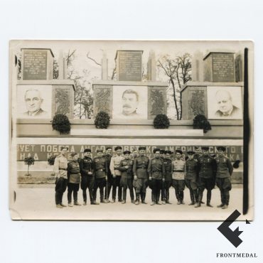 Советские военные монумент Победа Берлин картинка