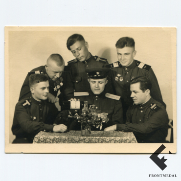 Военнослужащие за столом 1944 картинка