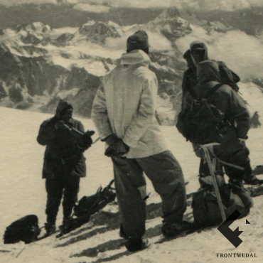 Егеря у "Хижины Горечавка" на седловине Эльбруса (Кавказ, 1942 г.)