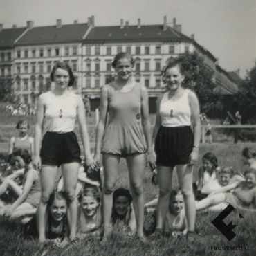 Три фото девушек из Гитлерюгенда в летнем спортивном лагере, 1938 г.