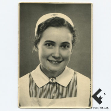 Служащая Немецкого Красного креста в униформе