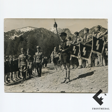 Пресс-фото с открытия базы молодежной организации на Рейне