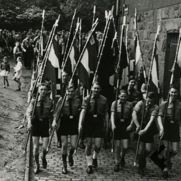 Колонна знаменосцев молодежной организации Третьего рейха