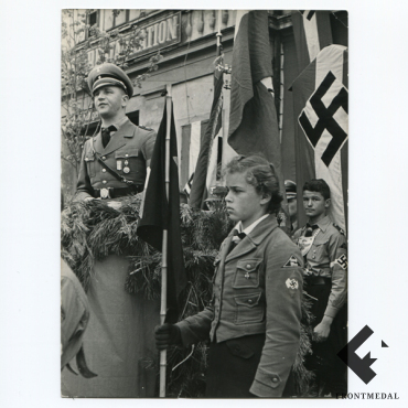 Фотография для прессы - лидер HJ на фоне знамен и знаменосцев