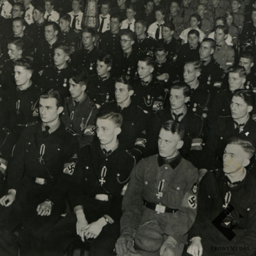 Фото для прессы "Церемония награждения членов ПВО Гитлерюгенда"