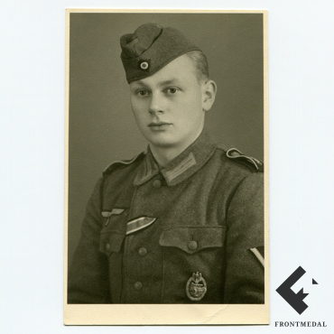 Рядовой из дивизии "Великая Германия" в кителе и пилотке M42