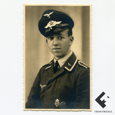 Студийное фото военнослужащего в звании унтер офицер Люфтваффе