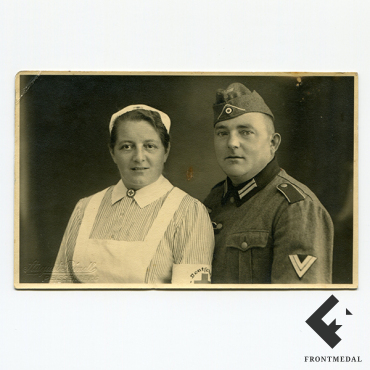 Сестра Немецкого Красного креста и рядового пехоты Вермахта