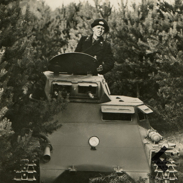 Фото-открытка "Танк T-1 преодолевает Арденский лес"