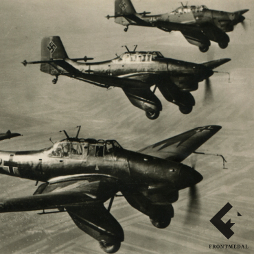 Фото-открытка Юнкерсы Ю-87 "Штука" во время атаки