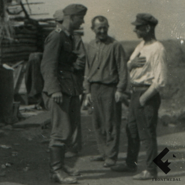 Фото: местные жители беседуют с солдатами Вермахта