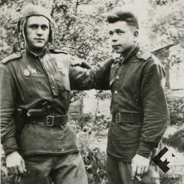 Два товарища с трофейным пистолетом Люгера (P08, luger)