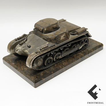 Настольное украшение в виде модели танка Т-1 на подставке