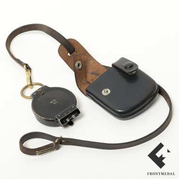 Полевой компас из снаряжения пехоты в кожаном чехоле с ремешком